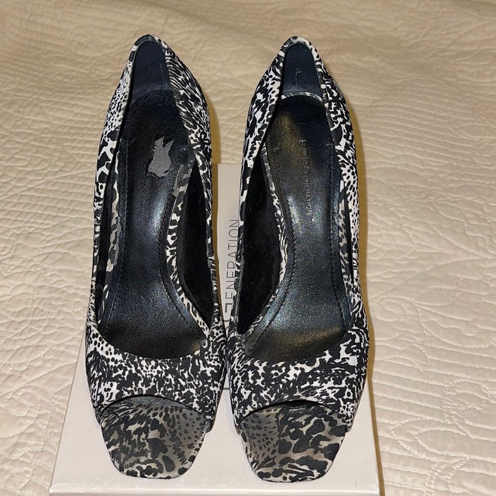 Heels. Used. Good condition. - Picture 2 of 5